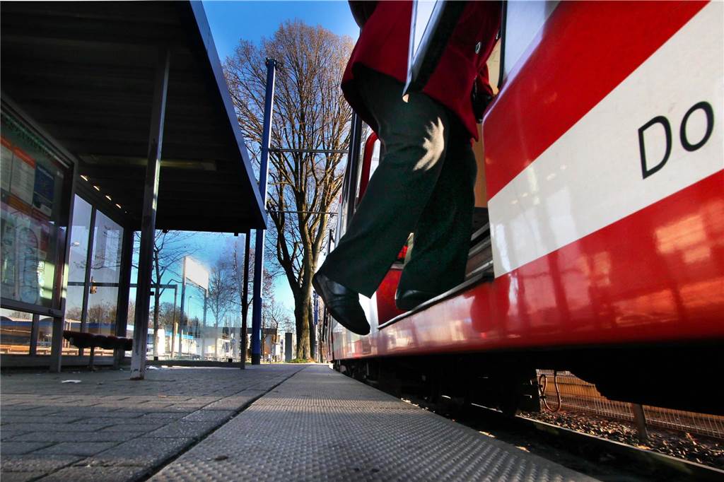 Baustart für neue Haltestellen an der B1 verzögert sich erneut um Jahre Trittstufen, die bislang an den B1-Haltestellen genutzt werden, wird es bei den neuen Bahnen von DSW21 nicht mehr geben.