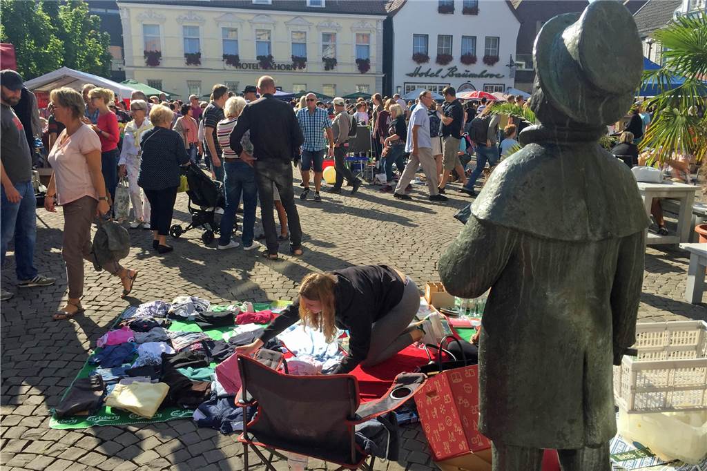 Werne Marketing schafft Standgebühren für Kinder kurzfristig ab Trödelstimmung im Schatten des Aufrufers auf dem Marktplatz auf diesem Archivfoto.