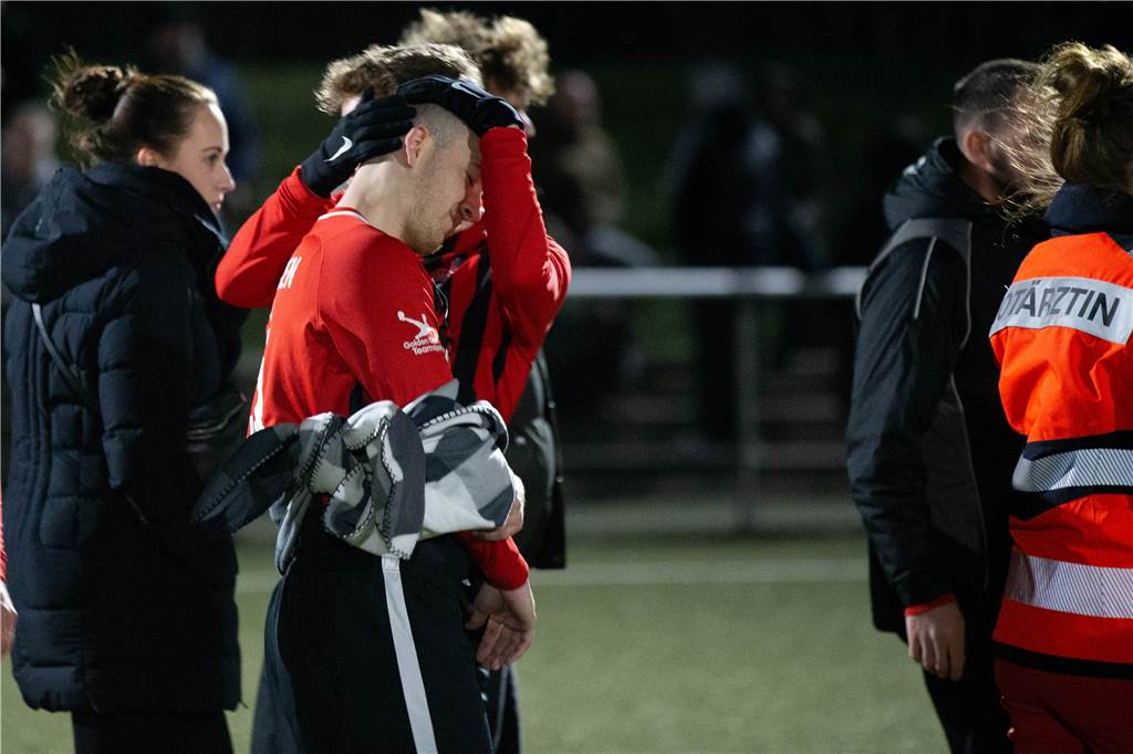 Hiobsbotschaft für den SSV Mühlhausen: Kevin Weiß droht nach Schulterverletzung das Saison-Aus Tröstende Geste für Kevin Weiß: Nach dessen Verletzung muss der Spieler womöglich zweimal operiert werden.