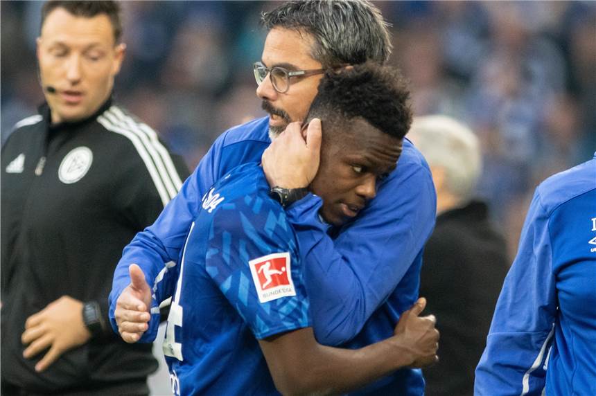 Schalke zwischen Frust und Zuversicht Tröstende Umarmung: Rabbi Matondo (l.) und Schalke-Trainer David Wagner.