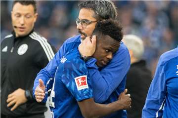 Tröstende Umarmung: Rabbi Matondo (l.) und Schalke-Trainer David Wagner.