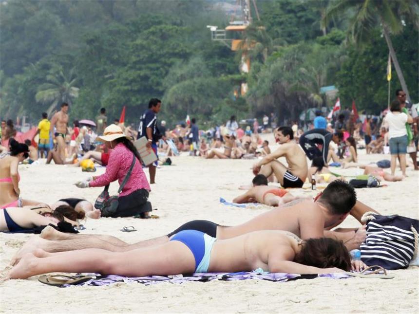 Unliebsame Souvenirs: Reisekrankheiten auf dem Vormarsch Tropisches Reiseziel: Touristen am Strand von Patong Beach auf der thailändischen Urlaubsinsel Phuket. Foto: Narong Sangnak