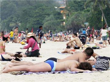 Tropisches Reiseziel: Touristen am Strand von Patong Beach auf der thailändischen Urlaubsinsel Phuket. Foto: Narong Sangnak