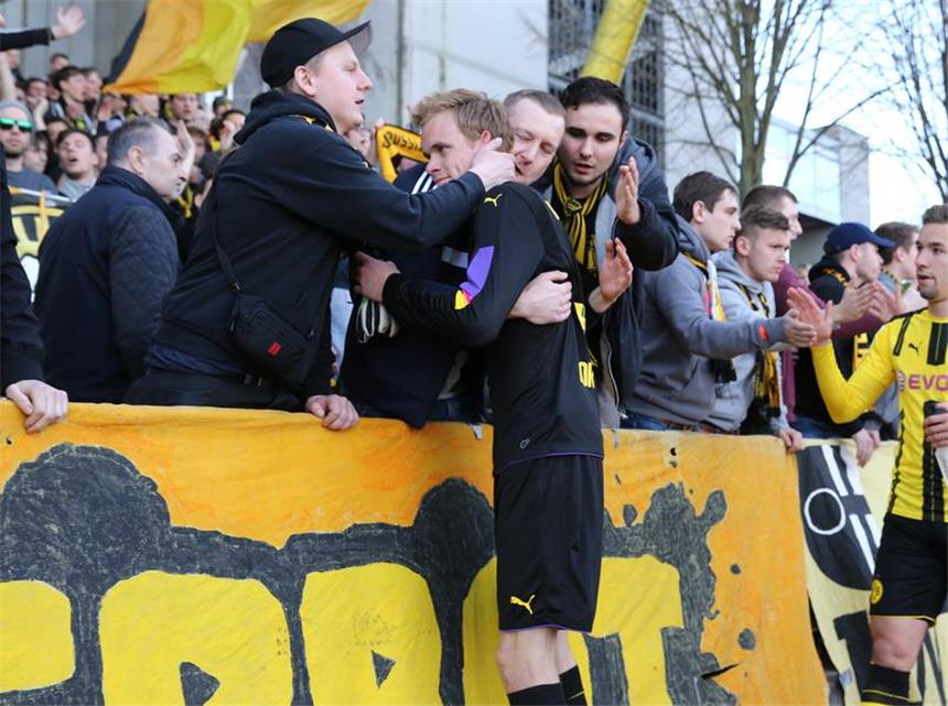 Bonmann patzt - BVB II verliert das Topspiel Trost für BVB-II-Torhüter Hendrik Bonmann.