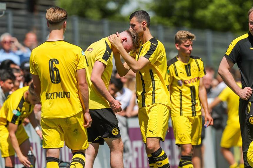 Trost für Niclas Knoop: Der BVB-Innenverteidiger sah früh im Spiel die Rote Karte.