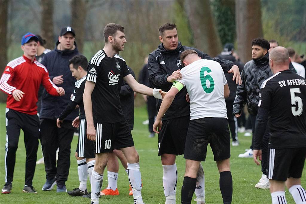 Auffällige Statistik in der Kreisliga B2 Trost für Oberadens Kapitän Jan Oeftger nach der Niederlage und Verlust der Tabellenführung durch Marvin Bremkes und Ivan Rihtar (beide SVA in Schwarz).