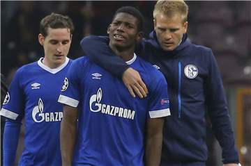 Trost vom Co-Trainer: Peter Perchtold (r.) mit Breel Embolo nach dem Spiel in Istanbul. Links Sebastian Rudy.
