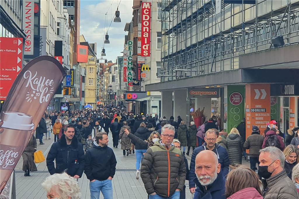 Erster Tag ohne 2G im Handel: Wie voll war es in Dortmunds City? Trotz Abschaffung der 2G-Regel ist es am Mittag noch nicht besonders voll in der City.