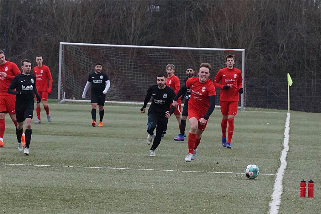 Nach Aus bei den Masters: RW Unna mit turbulentem Unentschieden Trotz aller Anstrengungen kommt Jona Hake (RWU in Rot) nicht mehr an diesen Ball.