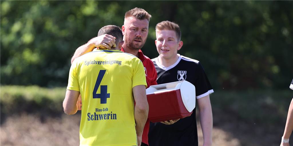 Aufstellungen, Torschützen, Platzverweise: So haben Castrop-Rauxels Teams gespielt Trotz aller Rivalität und der Wichtigkeit des Spiels in der Bezirksliga begegneten sich die SG Castrop und die Spvg Schwerin mit Respekt.