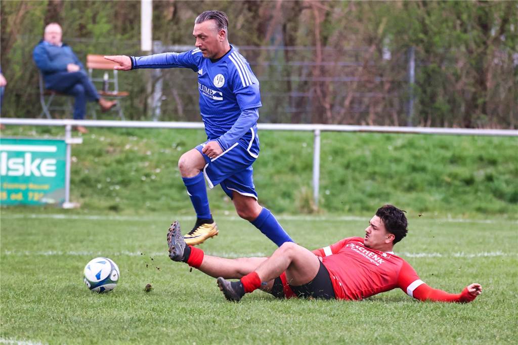 Sebastian Janas vom VfB Habinghorst legt den Ball am Gegenspieler vorbei.