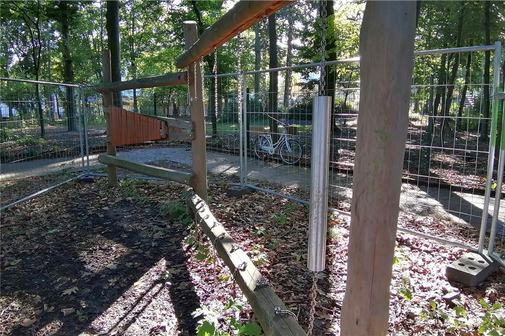 Dortmunder Boulevard der Kinderrechte wurde bisher nie richtig fertig Trotz Bauzaun haben Unbekannte die Spielstation auf dem Schulhof nun komplett unbrauchbar gemacht.