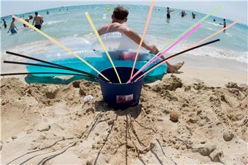 Trotz behördlicher Sanktionsmaßnahmen lassen sich viele Mallorca-Urlauber das Eimer-Saufen nicht nehmen. Foto: Julian Stratenschulte