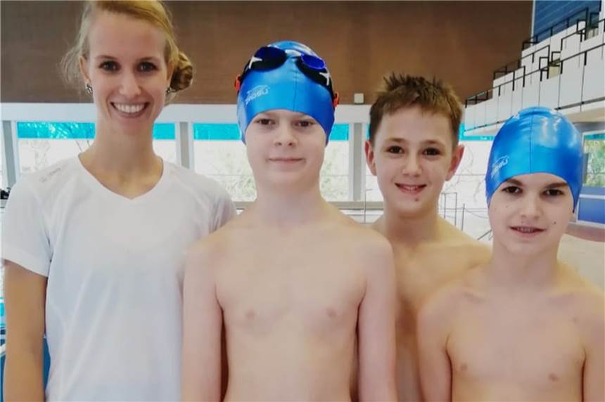 Vier Olfener „opferten“ 15 Samstage für die Verbesserung ihrer Schwimmtechnik Trotz der anstrengenden Trainingseinheiten konnten Timo Hischer, Jean-Christophe Hof und Leon Jordan mit Bezirkstrainerin Judith Hemmeler noch lachen. Auf dem Foto fehlt Linus Eckmann.