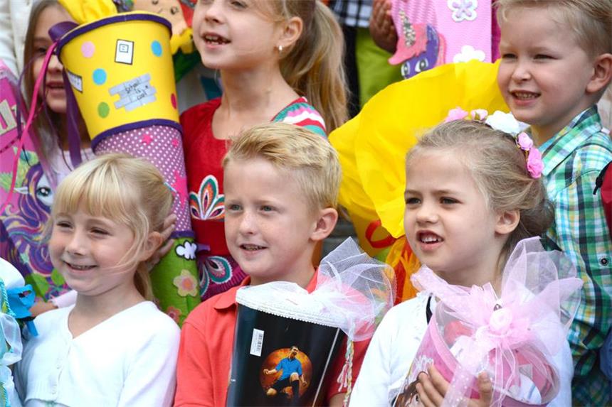 Trotz der Aufregung, ein Lächeln fürs Foto bekommen die Kids hin. Auch für die Eltern ist der erste Schultag ein wichtiges Datum.
