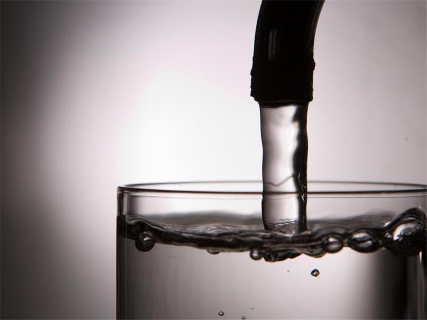 Deutschlands Trinkwasser fast immer «sehr gut» Trotz der ausgezeichneten Bewertung des Trinkwassers mahnte das Umweltbundesamt an, das Grundwasser besser zu schützen. Foto: Lukas Schulze