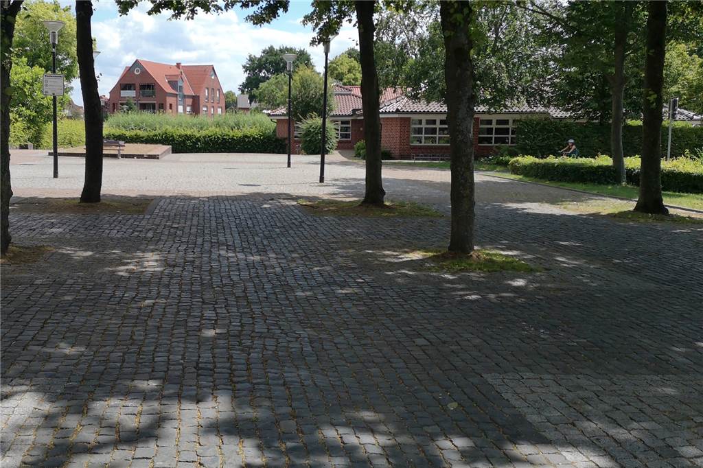 Ortskern-Umgestaltung: Katharinenplatz soll ab 2025 einladender werden Trotz der Bäume: Den Katharinenplatz stufen die Planer momentan als unattraktiv ein.