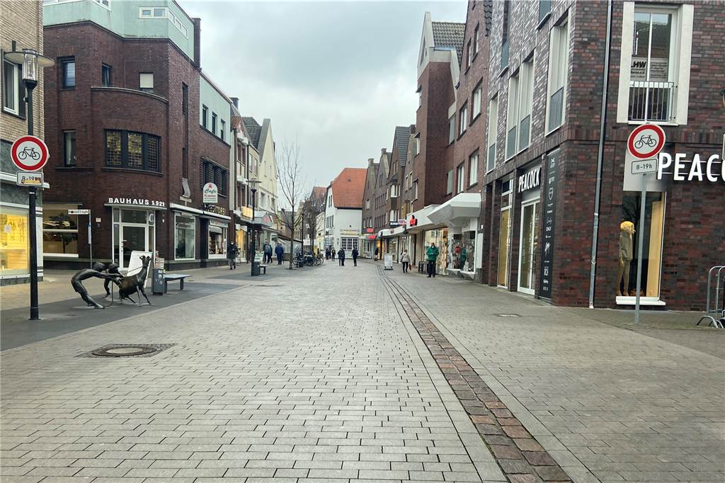 Shoppen mit Termin in Werne: „Das ist besser als nichts.“ Trotz der Geschäfts-Öffnungen war es in Werne nicht sehr voll. Es kam kein Gedrängel auf und auch Warteschlangen haben sich nicht gebildet.