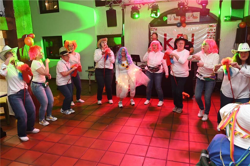 Trotz der langen Pause hatten die Damen von St. Paulus das Feiern nicht verlernt. Musikalisch wurden sie im Jägerhof Einhaus vom DJ Entertainment bestens unterhalten.