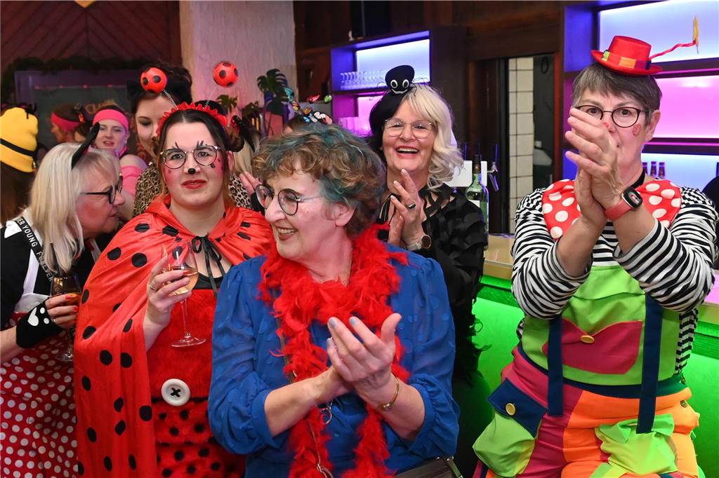 Trotz der langen Pause hatten die Damen von St. Paulus das Feiern nicht verlernt. Musikalisch wurden sie im Jägerhof Einhaus vom DJ Entertainment bestens unterhalten.