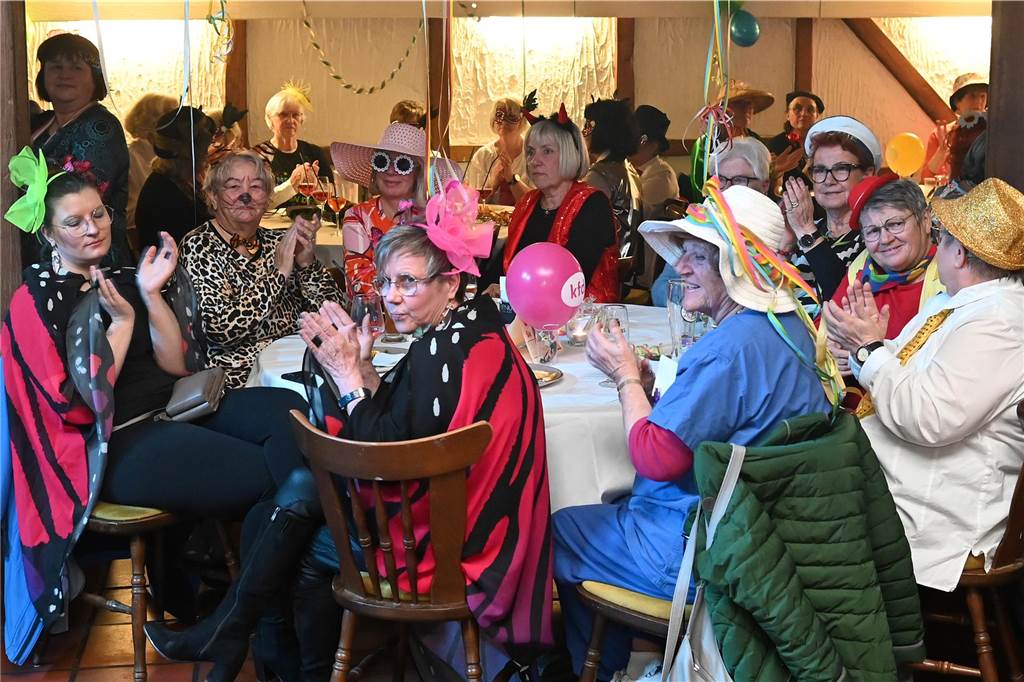 Trotz der langen Pause hatten die Damen von St. Paulus das Feiern nicht verlernt. Musikalisch wurden sie im Jägerhof Einhaus vom DJ Entertainment bestens unterhalten.