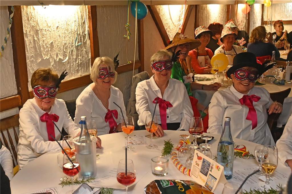 Trotz der langen Pause hatten die Damen von St. Paulus das Feiern nicht verlernt. Musikalisch wurden sie im Jägerhof Einhaus vom DJ Entertainment bestens unterhalten.