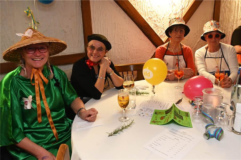 Trotz der langen Pause hatten die Damen von St. Paulus das Feiern nicht verlernt. Musikalisch wurden sie im Jägerhof Einhaus vom DJ Entertainment bestens unterhalten.