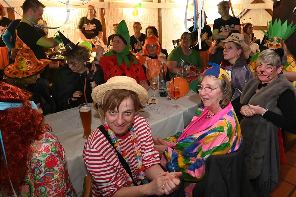 Trotz der langen Pause hatten die Damen von St. Paulus das Feiern nicht verlernt. Musikalisch wurden sie im Jägerhof Einhaus vom DJ Entertainment bestens unterhalten.