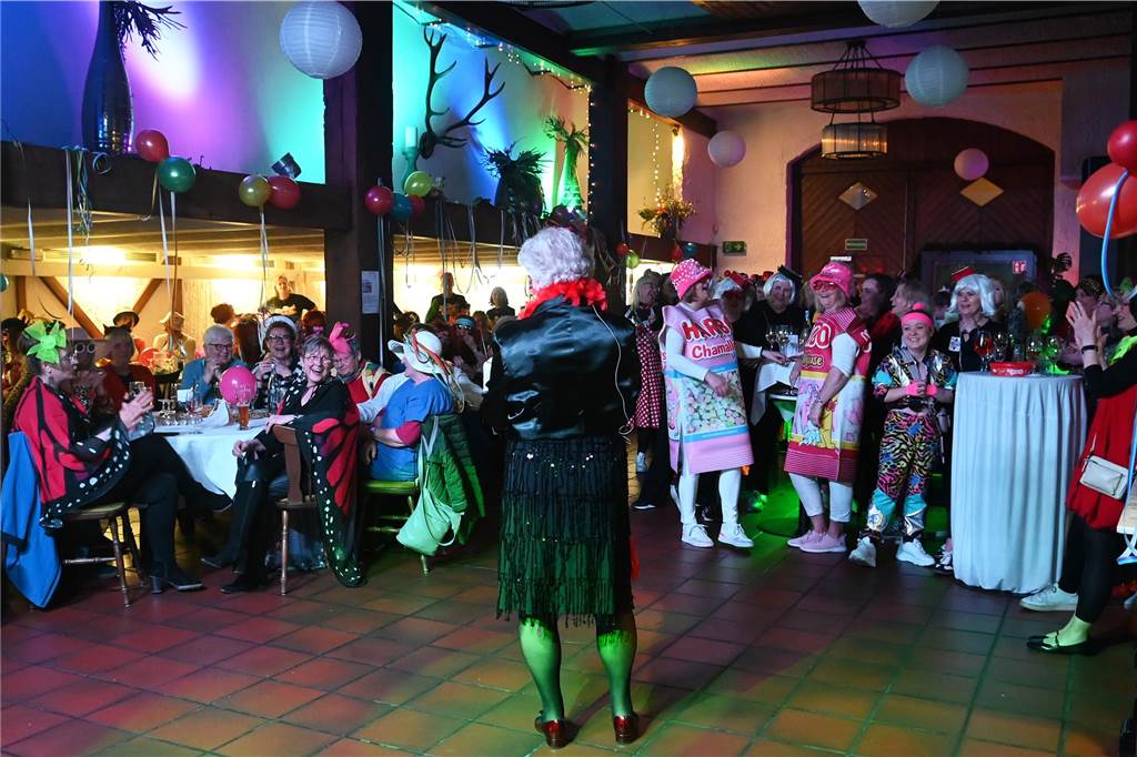 Trotz der langen Pause hatten die Damen von St. Paulus das Feiern nicht verlernt. Musikalisch wurden sie im Jägerhof Einhaus vom DJ Entertainment bestens unterhalten.