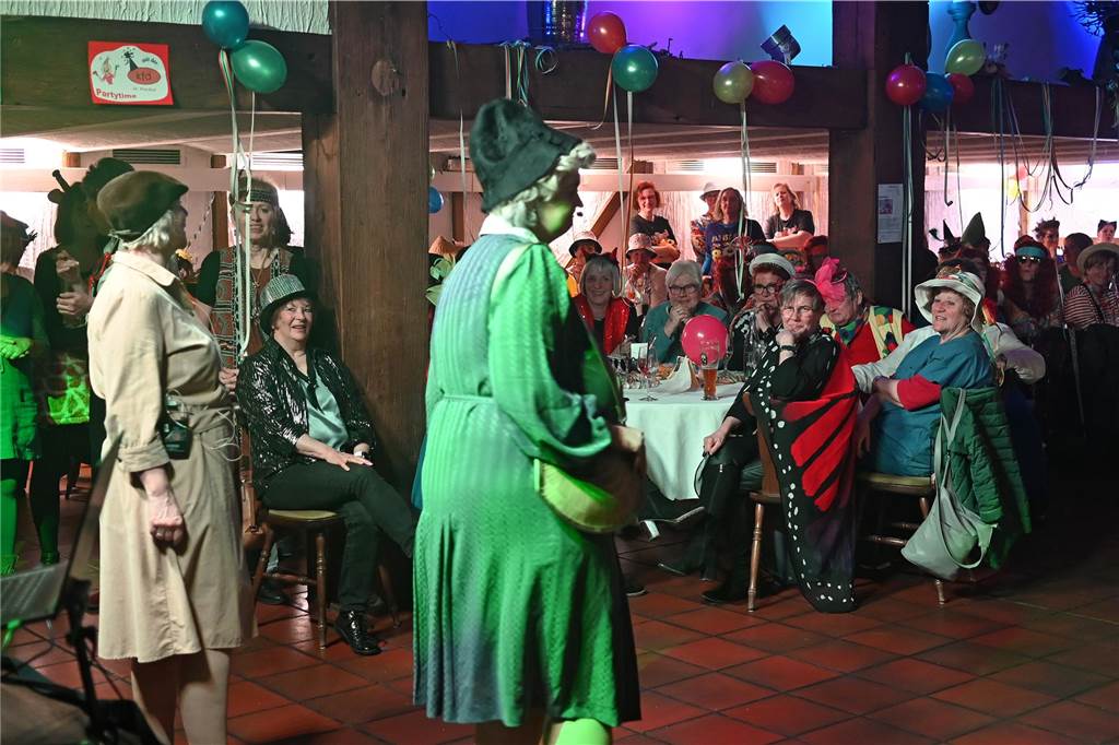 Trotz der langen Pause hatten die Damen von St. Paulus das Feiern nicht verlernt. Musikalisch wurden sie im Jägerhof Einhaus vom DJ Entertainment bestens unterhalten.
