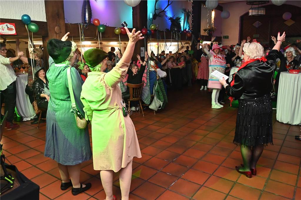 Trotz der langen Pause hatten die Damen von St. Paulus das Feiern nicht verlernt. Musikalisch wurden sie im Jägerhof Einhaus vom DJ Entertainment bestens unterhalten.