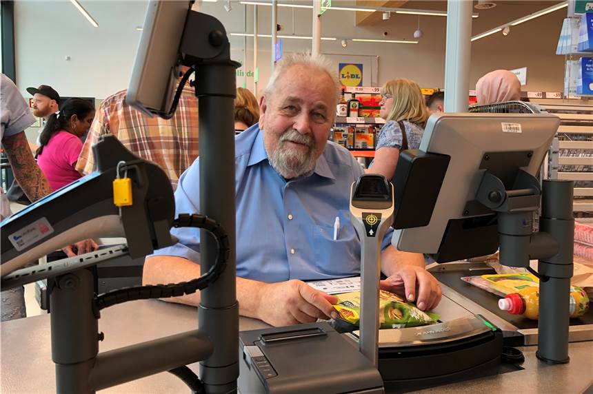 Trotz der langen Schlange hatte Bezirksbürgermeister Harald Hudy noch Zeit für ein freundliches Lächeln.