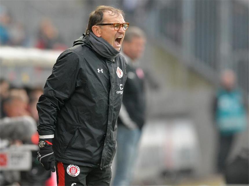 St. Pauli trotzt der Krise: Weiter Vertrauen in Lienen Trotz der Niederlagenserie wird Trainer Ewald Lienen beim FC St. Pauli nicht in Frage gestellt. Foto: Axel Heimken