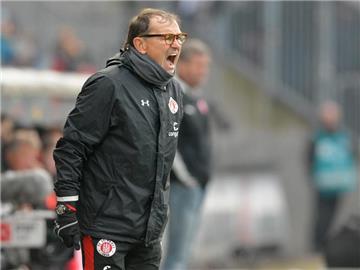 Trotz der Niederlagenserie wird Trainer Ewald Lienen beim FC St. Pauli nicht in Frage gestellt. Foto: Axel Heimken