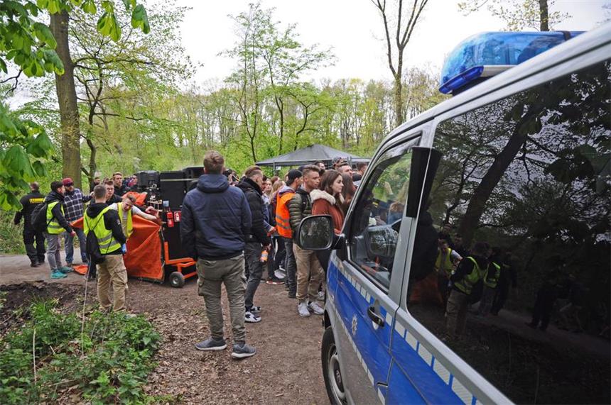 Trotz der schlechten Wetteraussichten war bis zum frühen Nachmittag noch viel los auf der Grillwiese am Cappenberger See - dann wurde der Regen stärker.