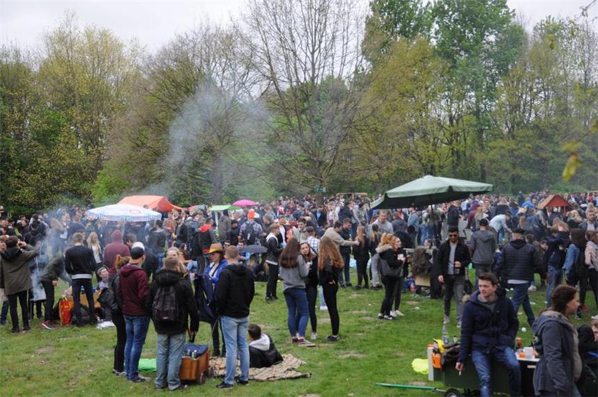 Trotz der schlechten Wetteraussichten war bis zum frühen Nachmittag noch viel los auf der Grillwiese am Cappenberger See - dann wurde der Regen stärker.