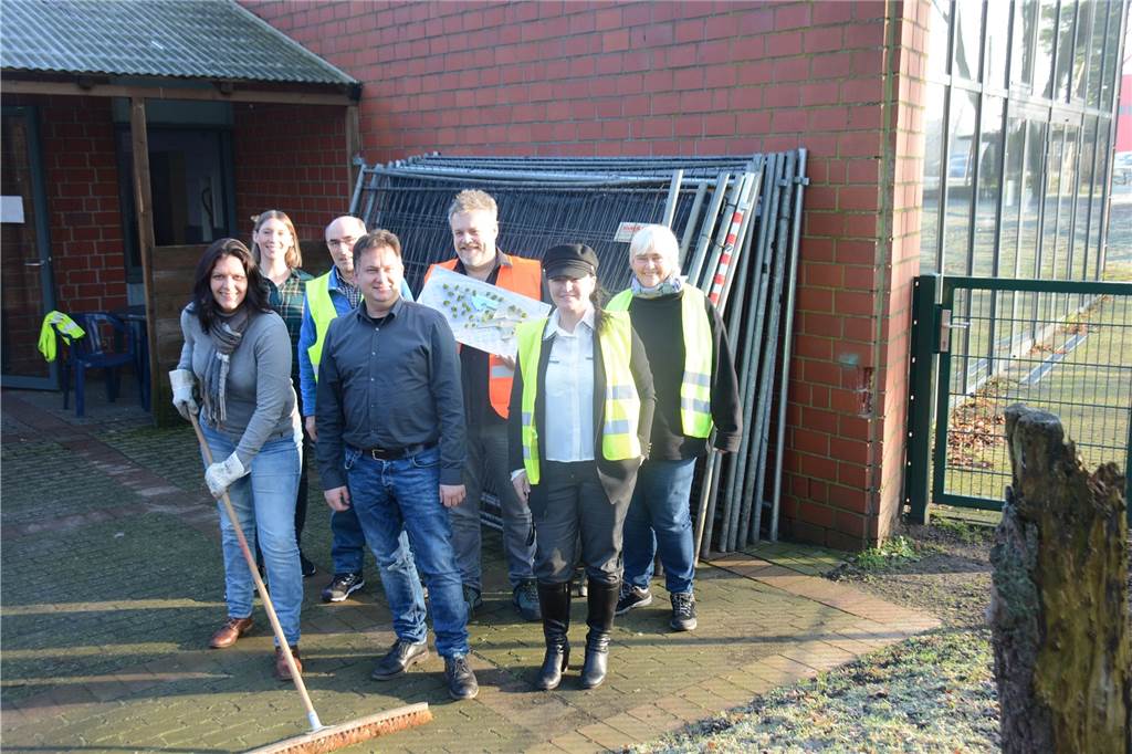 Treffpunkt Altstadt in Dorsten wird für anderthalb Jahre zur Baustelle Trotz der Schließung treffen sich das Team des Treffpunkts, Klettertrainer Fritz Hähnchen, das Stadtteilbüro und die Mobile Jugendhilfe regelmäßig, um ein Baustellen-Begleitprogramm auf die Beine zu stellen.