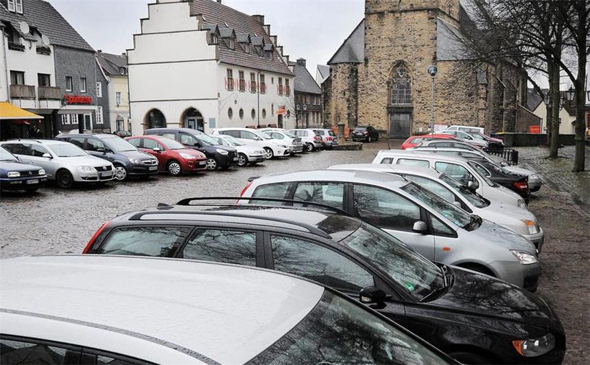 Parken auf dem Markt in Schwerte kostet 30 Euro Trotz der Warnung der Stadt Schwerte, dass parkende Autos auf dem Marktplatz mit einem Knöllchen von 30 Euro rechnen müssen, war der Markt zum Gottesdienst in St Viktor mit Autos gefüllt.