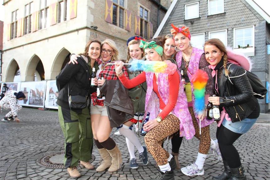 Trotz des abgesagten Rosenmontagsumzugs amüsierten sich die Karnevalisten in der Stadt im vergangenen Jahr.