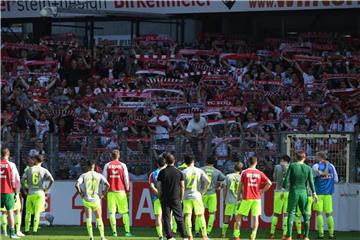 Trotz des feststehenden Abstiegs werden die FC-Profis von ihren Fans in Freiburg gefeiert. Foto: Patrick Seeger