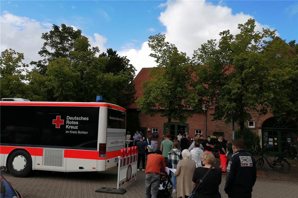 Heek ist spitze bei der Impf-Challenge: 88 „Piekse“ am Sonntagnachmittag Trotz des großen Andrangs ging das Impfen zügig vonstatten, vor dem Eppingschen Hof in Heek bildete sich eine Schlange, die zügig "abgearbeitet" wurde.