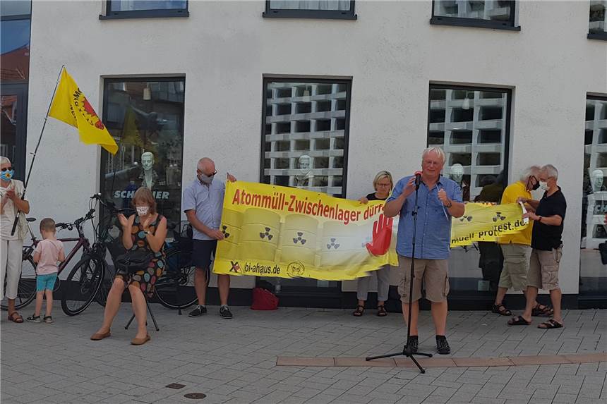 Bürgerinitiative befürchtet, dass Ahaus „Jahrhundertlager für Atommüll“ wird Trotz des heißen Wetters nahmen am Sonntag viele Interessierte an der Protestkundgebung der Bürgerinitiative "Kein Atommüll in Ahaus" teil.