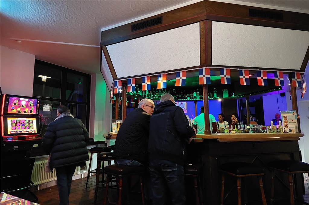 Urlaubsgefühl in der Altstadt: Wir testen die neue Bar „Punta Cana“ Der Bartresen in der Bar "Punta Cana" ist mit vielen dominikanischen Flaggen geschmückt.