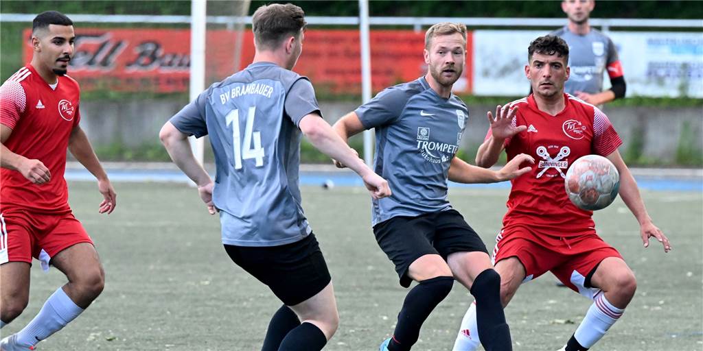 Letztes Bezirksliga-Spiel für den BV Brambauer – Team hat aber noch ein konkretes Ziel Trotz des jüngsten 1:0-Sieges gegen Hannibal müssen sich Florian Kemna (2.v.r.) und der BV Brambauer aus der Bezirksliga verabschieden.