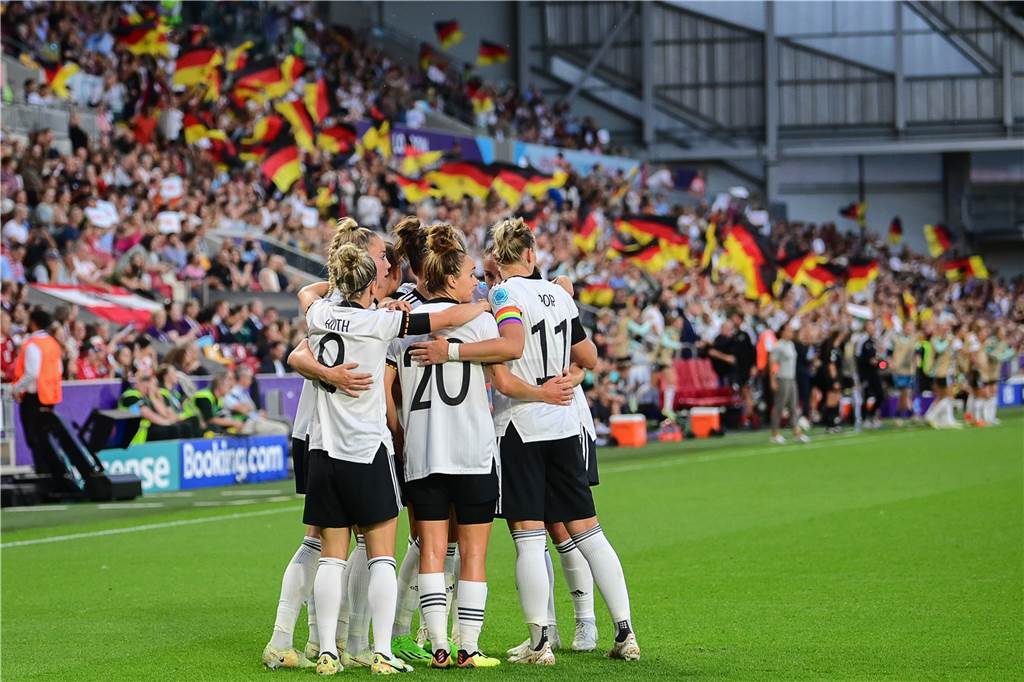 Jahresrückblick 2022: Ein Krieg erschüttert Europa und stellt Solidarität auf die Probe Die deutschen Fußball-Nationalspielerinnen jubeln im Stadion über ihren Erfolg bei der Europameisterschaft in England.