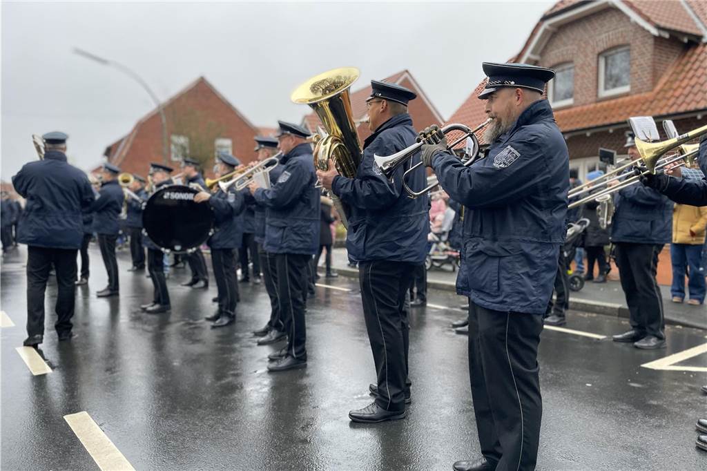 Trotz des Regens herrschte beim Nikolauszug in Heek reges Geschehen. Die Zuschauenden freuten sich auf die Begrüßung des Nikolauses und seinen Helfern