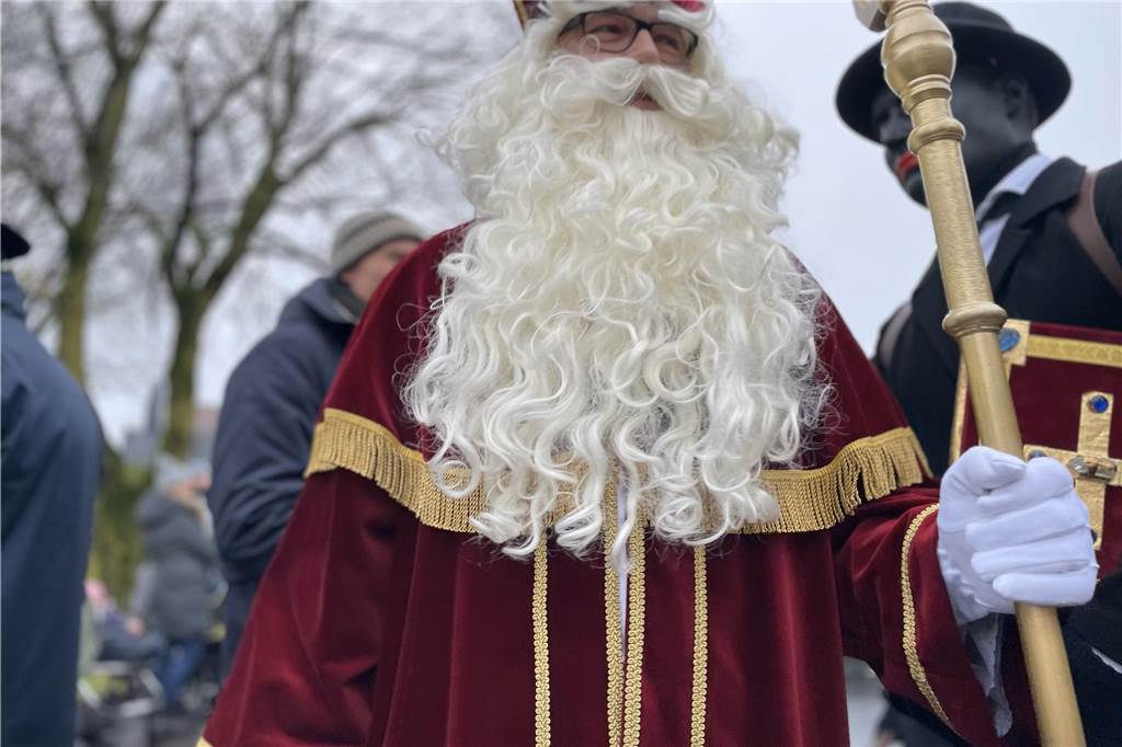 Trotz des Regens herrschte beim Nikolauszug in Heek reges Geschehen. Die Zuschauenden freuten sich auf die Begrüßung des Nikolauses und seinen Helfern.