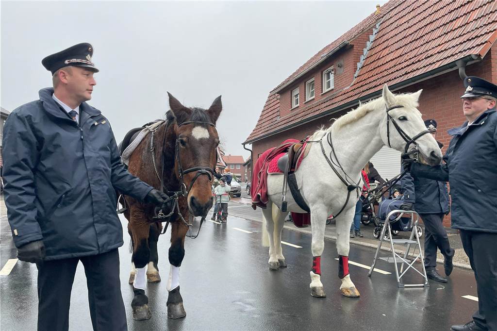 Trotz des Regens herrschte beim Nikolauszug in Heek reges Geschehen. Die Zuschauenden freuten sich auf die Begrüßung des Nikolauses und seinen Helfern.