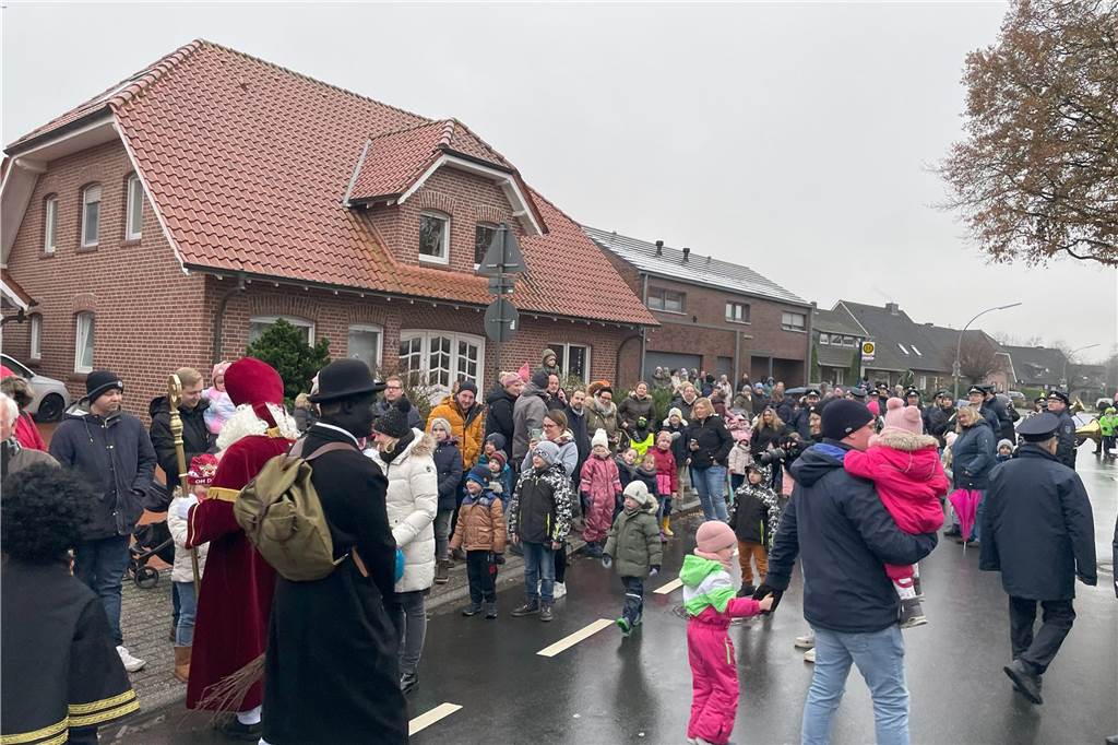 Trotz des Regens herrschte beim Nikolauszug in Heek reges Geschehen. Die Zuschauenden freuten sich auf die Begrüßung des Nikolauses und seinen Helfern.