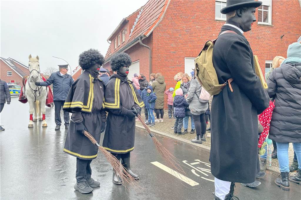 Trotz des Regens herrschte beim Nikolauszug in Heek reges Geschehen. Die Zuschauenden freuten sich auf die Begrüßung des Nikolauses und seinen Helfern.